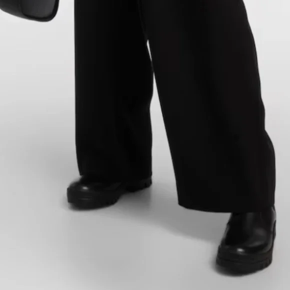 🔴SOLD🔴 THE ROW Greta Lug Sole Winter Chelsea Boot- Black - Picture 6 of 16